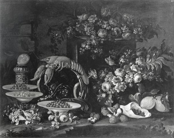 Studio Fotografico Perotti — Anonimo lombardo sec. XVII/ XVIII - Natura morta con aragosta, fiori, frutta, funghi e ceramiche — insieme
